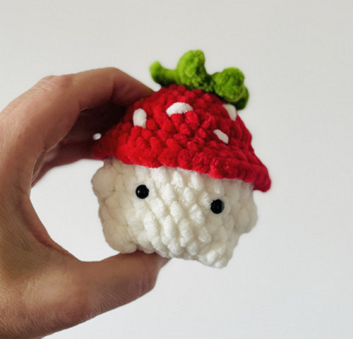 Háčkovaný mačkací Mushroom Boy jahůdka