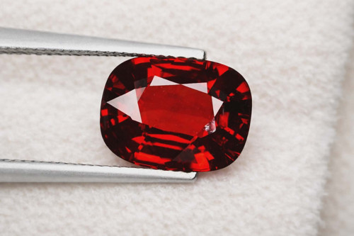 Spinel 2,02 ct Vivid Red –Lotus,Vietnam,neupravený