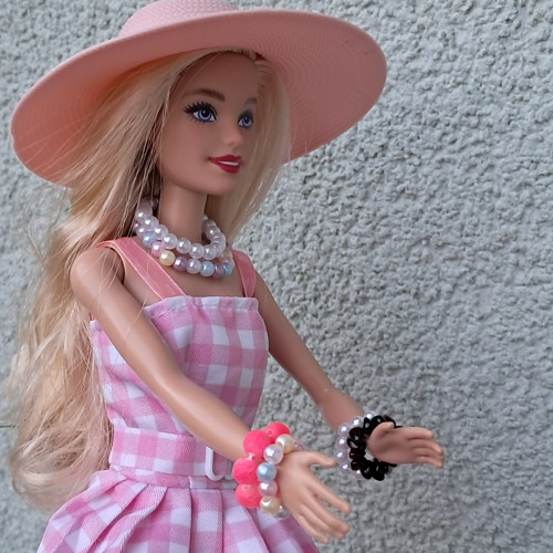 Náramky a náhrdelníky pro Barbie včetně doplňků