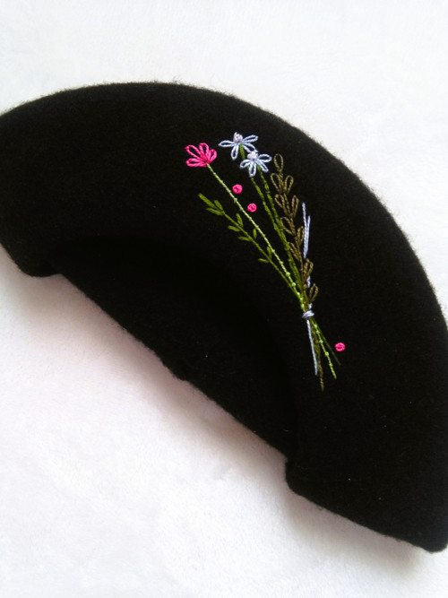 Pařížanka 22 (ručně vyšívaný baret)