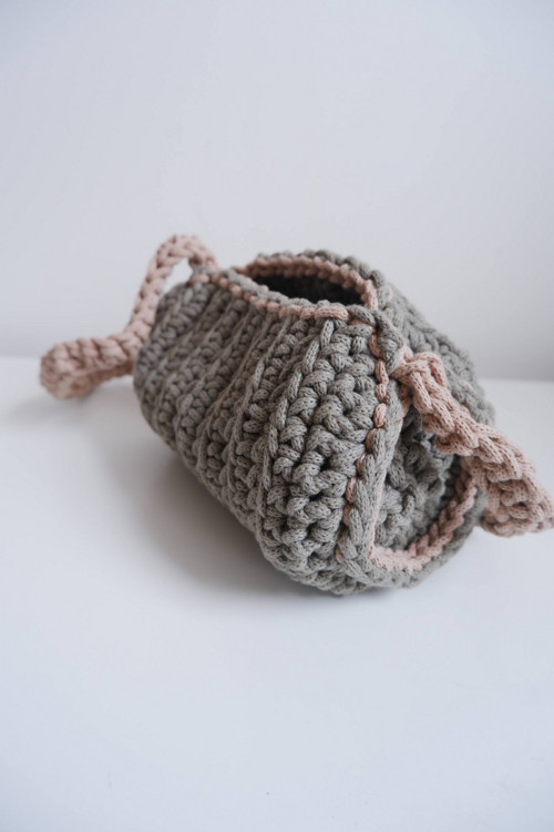 Háčkovaná crossbody kabelka