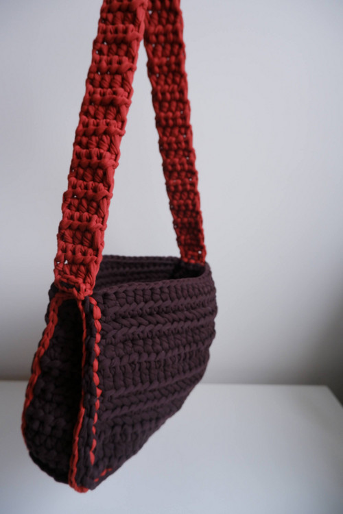 Háčkovaná messenger bag