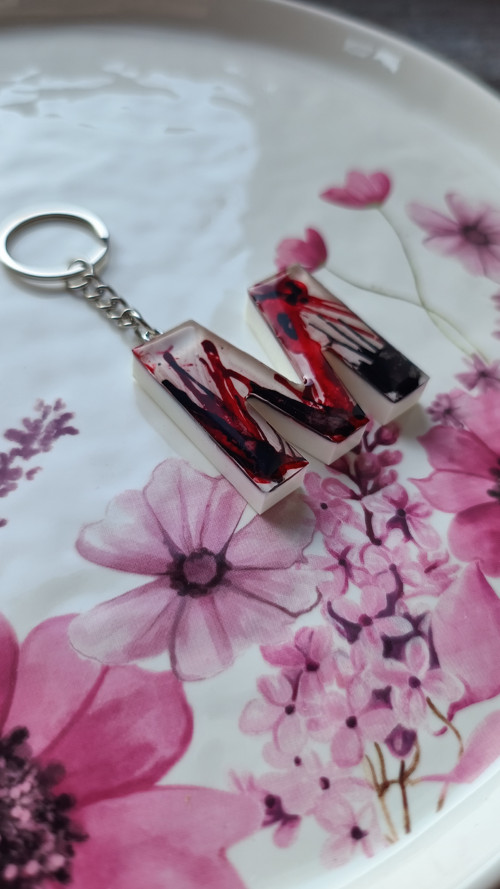 Klíčenka - "M" červeno/černá art