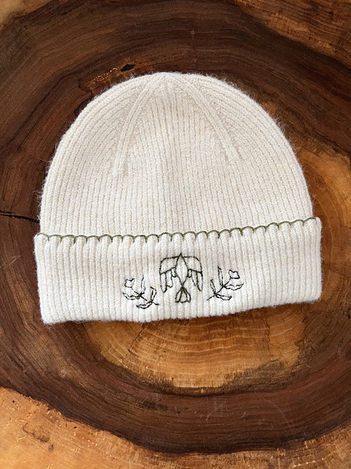 Beanie s ruční výšivkou