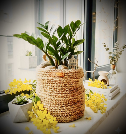 Háčkovaný jutový obal na květináč v boho stylu