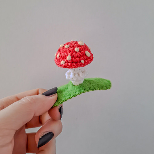 Háčkovaná sponka Muchomůrka