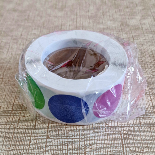 Barevné SAMOLEPKY (průměr 2,5 cm), návin 500 ks — foto 1