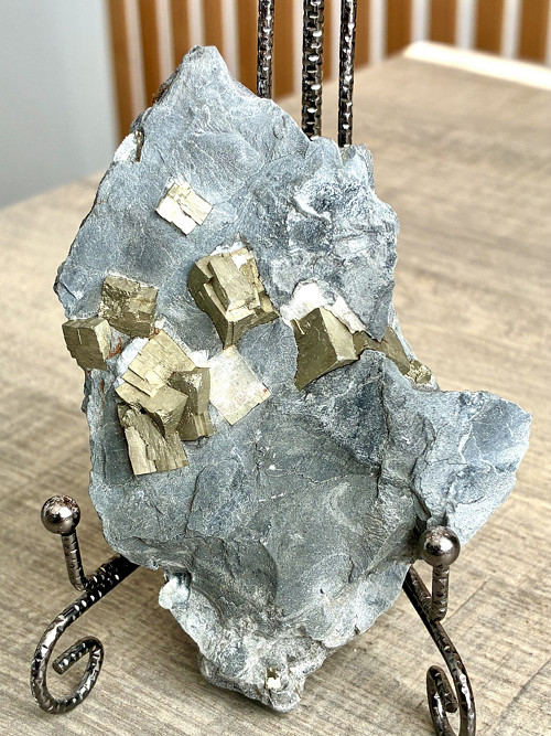 PYRIT na matrici-přírodní krystaly, Yunnan 275 gr.