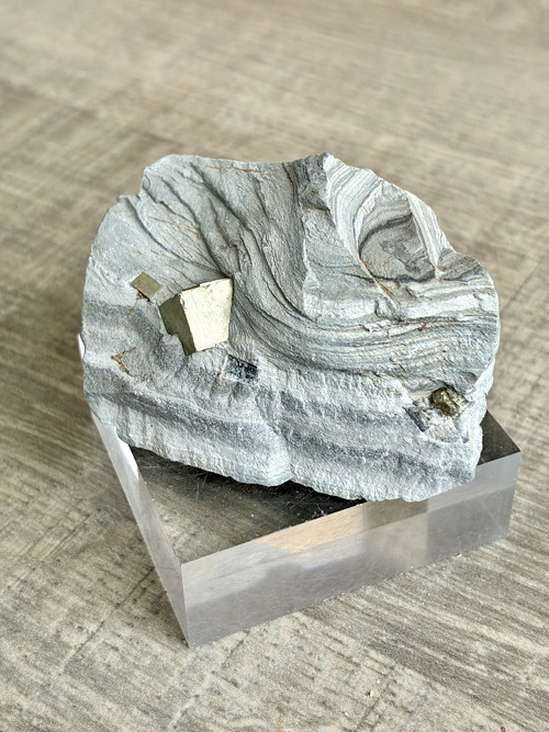 PYRIT na matrici-přírodní krystal, Yunnan 116 gr.