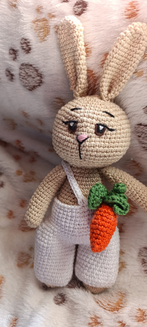 Háčkovaný králíček, zajíček 20 cm , s mrkví