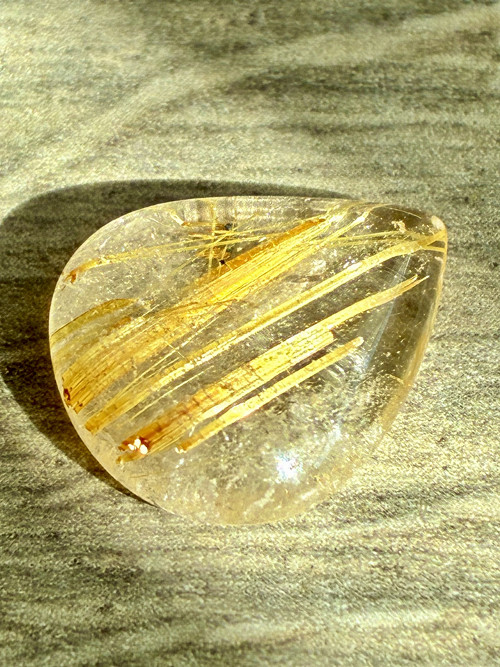 ZLATÝ Rutil v křemeni- kabošon, minerál, 12.60 Ct.