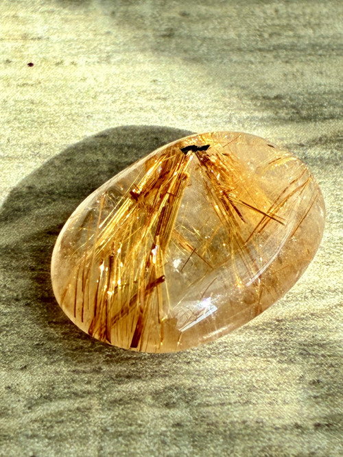 ZLATÝ Rutil v křemeni- kabošon, minerál, 13 Ct.