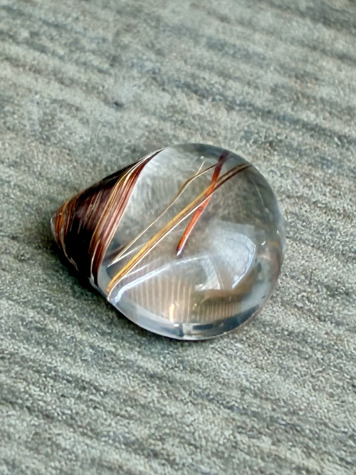 ZLATÝ Rutil v křemeni- kabošon, minerál, 4.5 Ct.