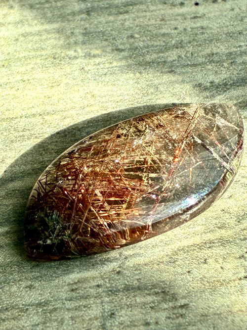 ZLATÝ Rutil v křemeni- kabošon, minerál, 14.30 Ct.