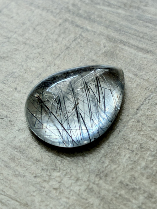 Rutil Černý v křemeni- kabošon, minerál, 15.70 Ct.