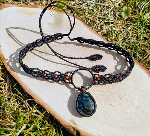 Černý macrame choker s jaspisem kambaba