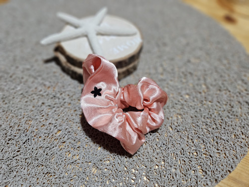 Saténová Scrunchie gumička do vlasů
