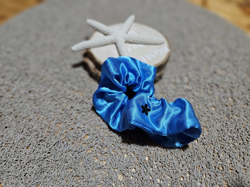 Saténová Scrunchie gumička do vlasů