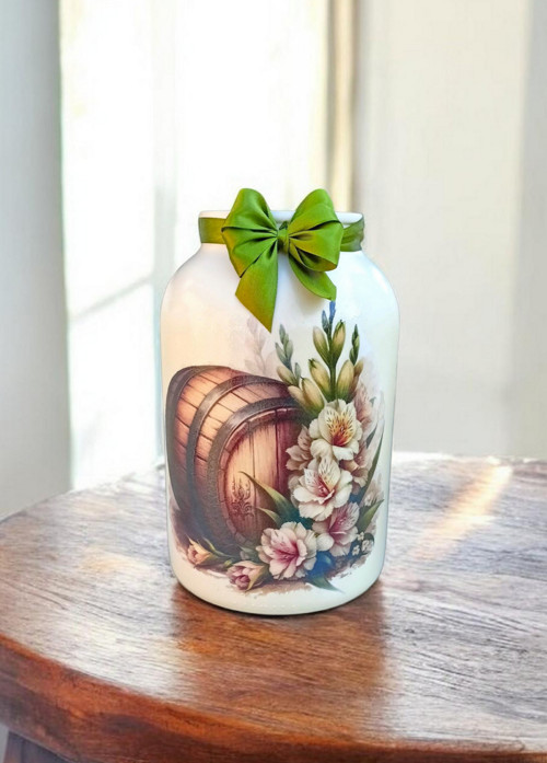 Lucerna s květinami a dřevěným soudkem – decoupage