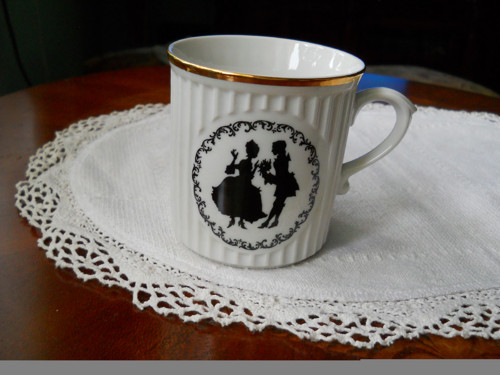 Porcelánový hrnek s dekorem Rokoko