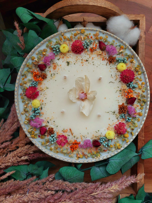Přírodní svíčka - Květinová MANDALA - šedá