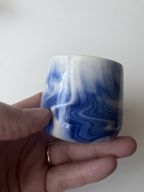 Porcelánový kalíšek Modrý mramor