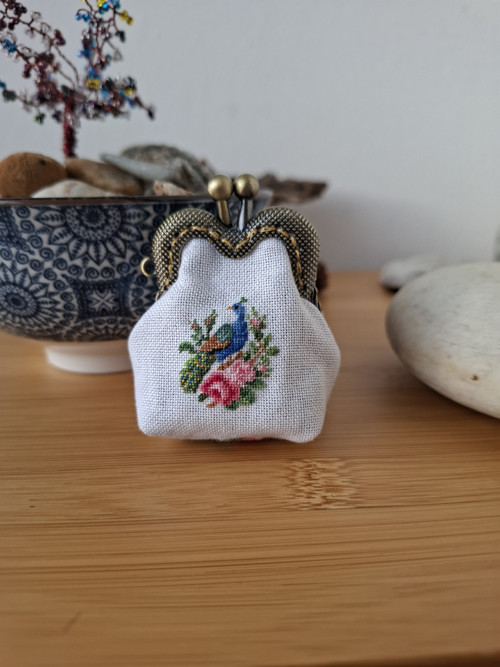 Miniaturní mincovka s pávem – ruční výšivka