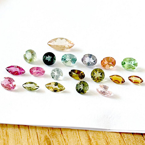 Turmalín brúsený mix tvarov / 5x3mm T005