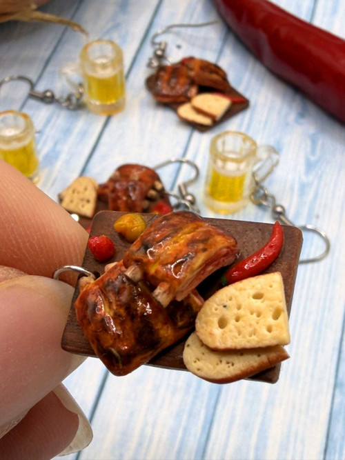 Náušnice – Grilovaná žebírka na prkýnku s pivem