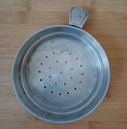 Starý hliníkový cedník pr.12 cm