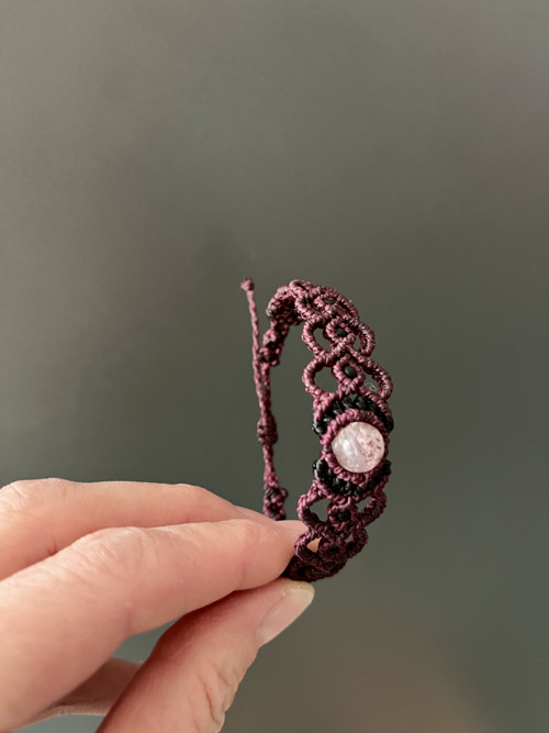 Vínový macramé náramek s jahodovým křemenem