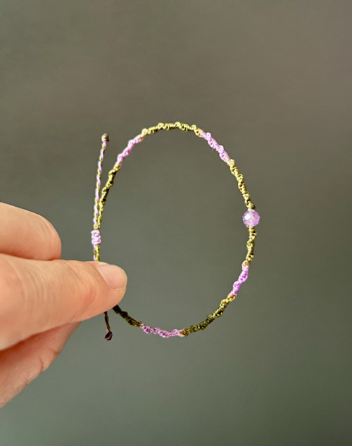Tenký zeleno-fialový macramé náramek s ametystem