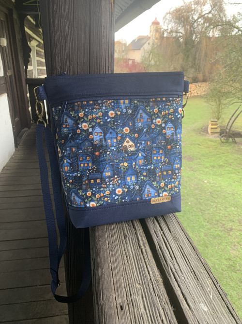 Crossbody kabelka - Modré domečky