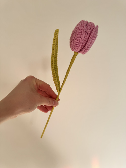Nevadnoucí háčkovaný jarní květina tulipán