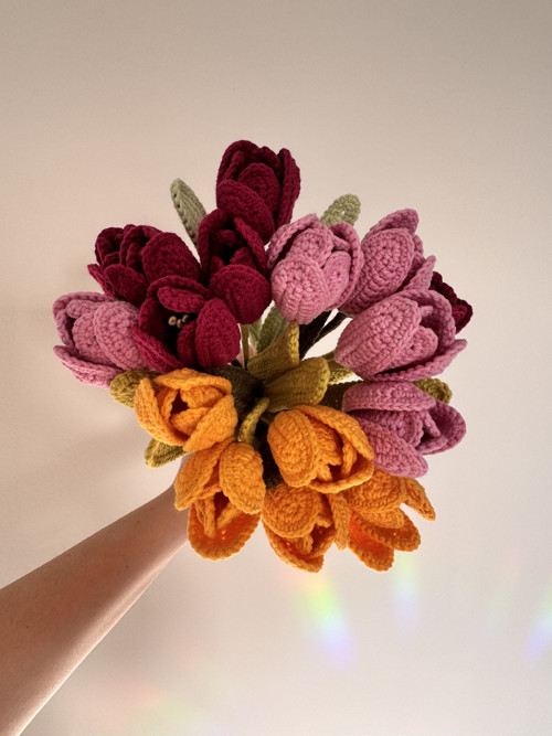 Nevadnoucí háčkovaný jarní kytice tulipánů