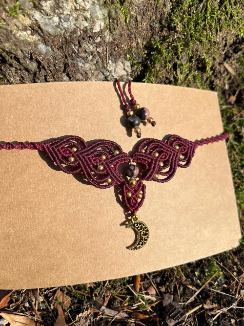 Vínový macrame choker / náhrdelník s rodonitem