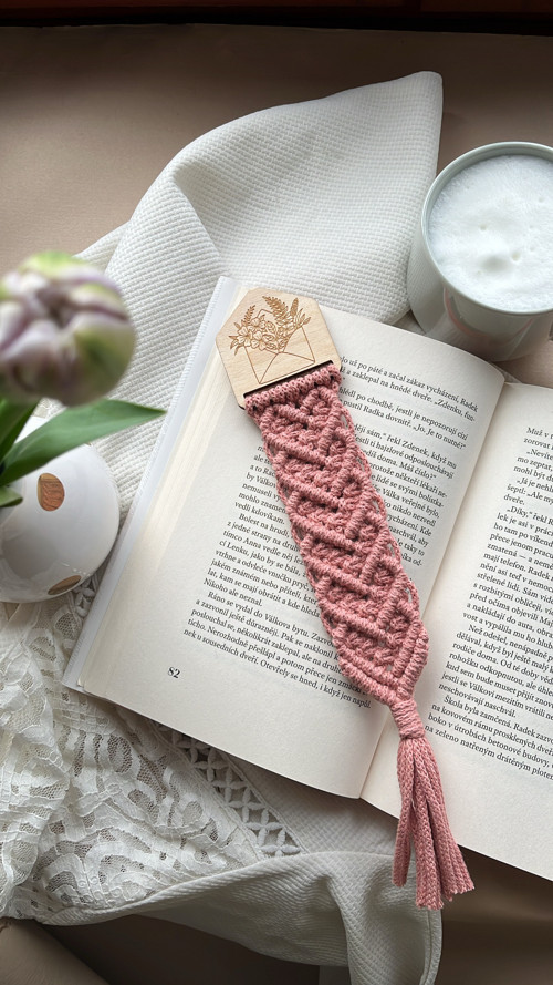 Starorůžová macrame záložka do knihy