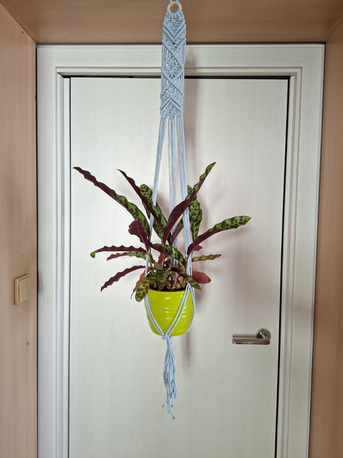 Modrý macramé závěs na květináč
