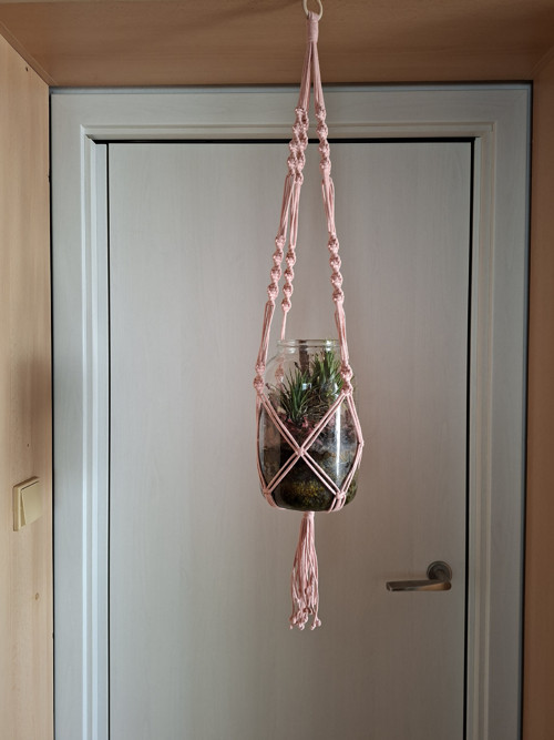 Růžový macramé závěs na květináč