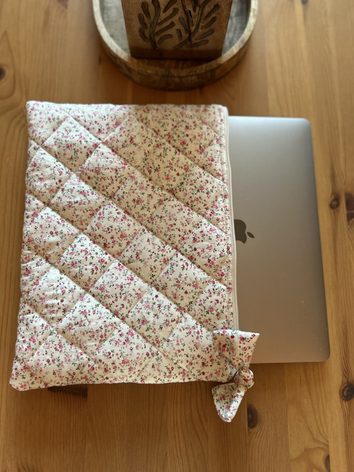 Prošívaný obal na notebook (MacBook 13)