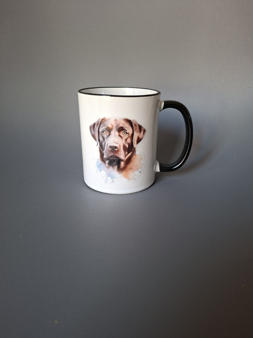 Hrnek s hnědým labradorem
