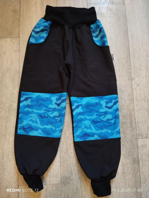 Zimní softshellové kalhoty modrý maskáč