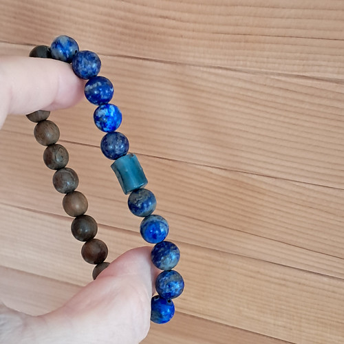 Lapis lazuli, apatit, santalové dřevo