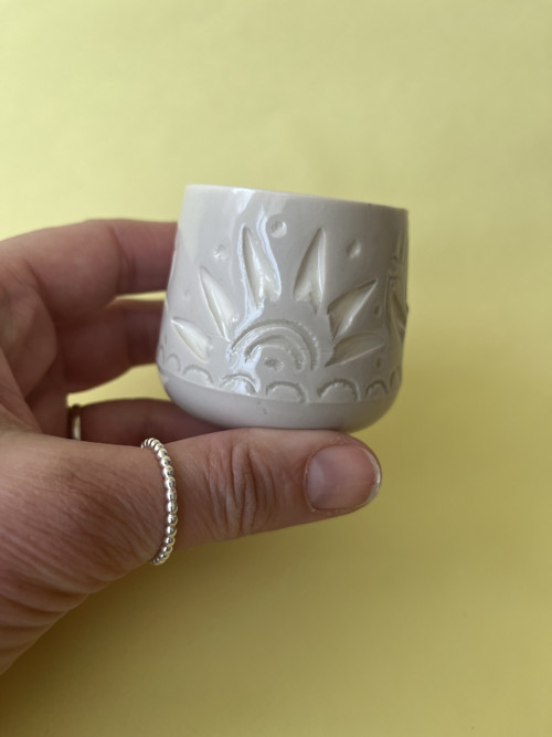 Porcelánový kalíšek vyřezávaný