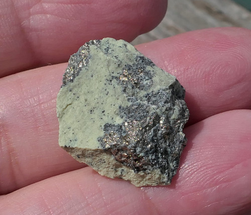 Surový serpentin s pyritem V3066 — foto 1
