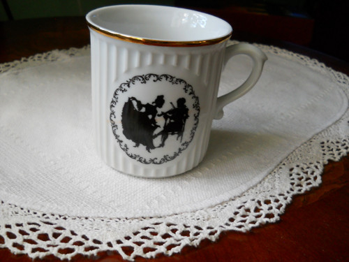 Porcelánový hrnek s dekorem Rokoko