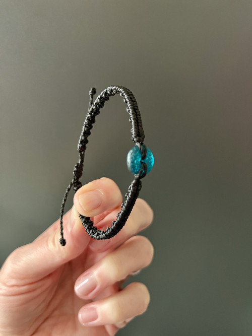Černý macramé náramek se skleněným korálkem