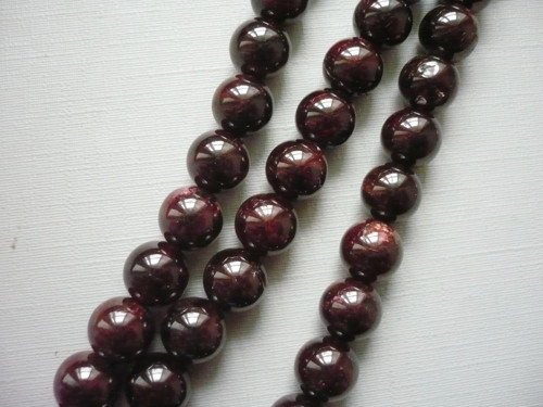 Vrtaný korálek - granát 8,5 mm, 1 ks