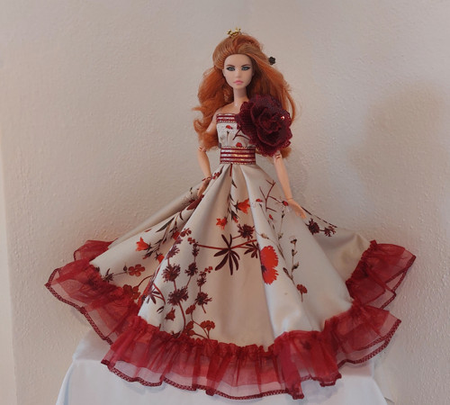 Šatičky s růžemi pro Barbie
