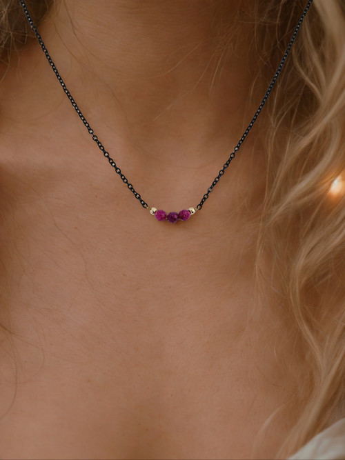Modelový minimalistický náhrdelník CARMEN s rubíny